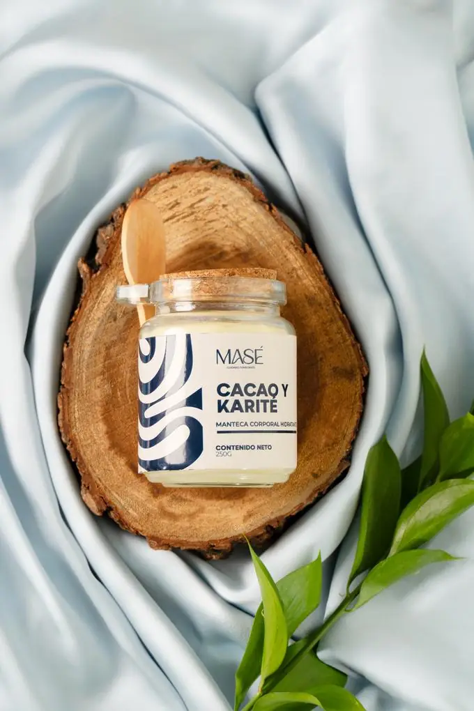Manteca corporal MASÉ Cacao y Karité, frasco de 250g sobre madera y tela